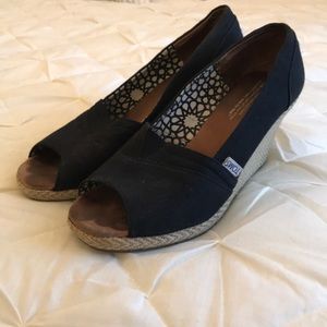 Black wedged TOMS